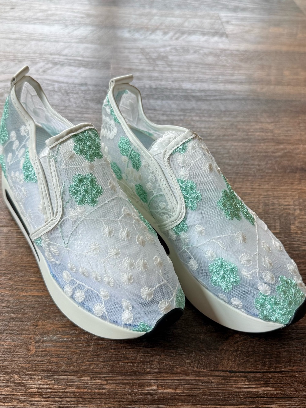 NEW Floral Embroidered Mesh Slip-On Platform Wedge Sneakers Green White Size 7.5